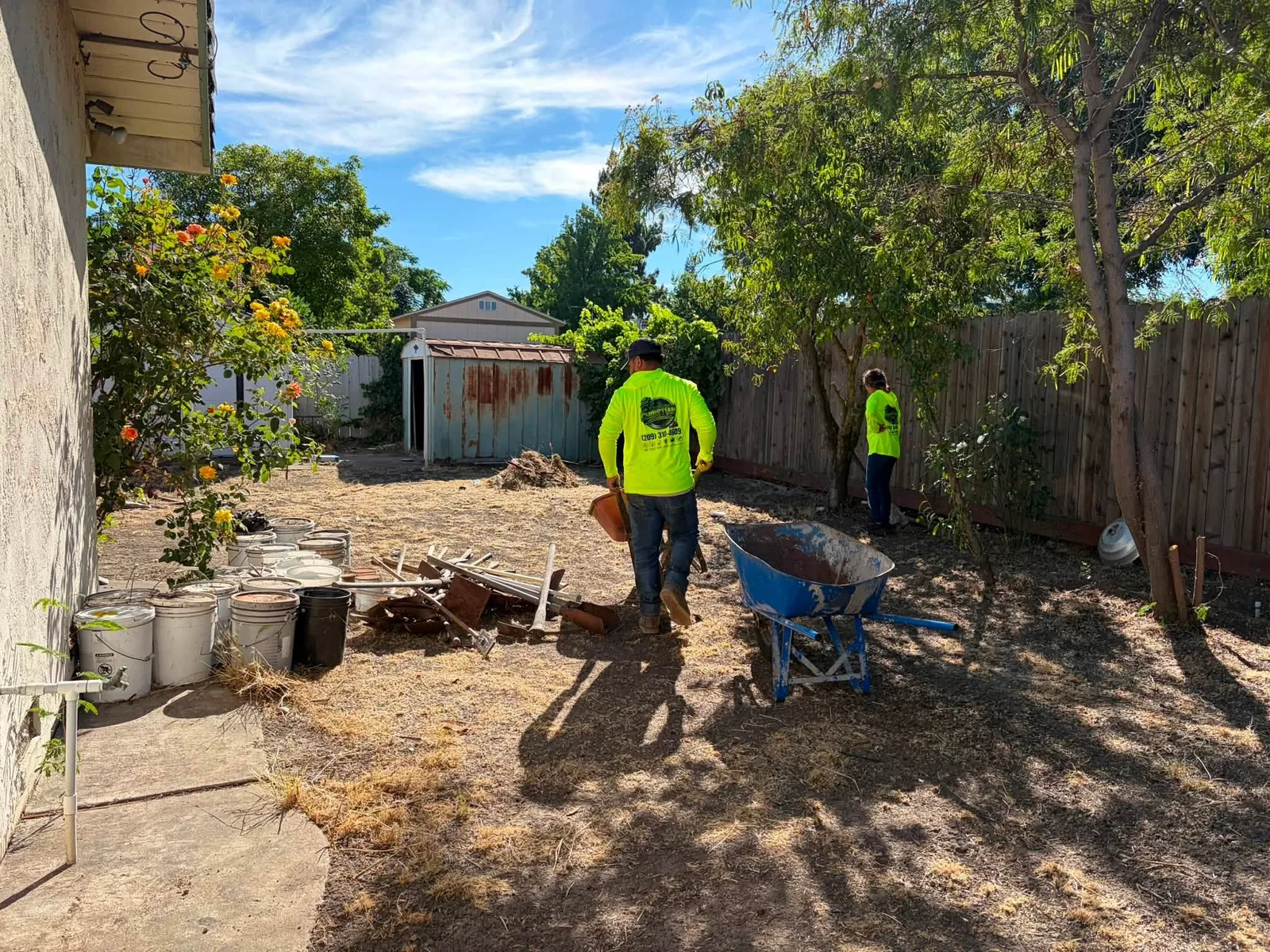 Equipo realizando limpieza y preparación de una yarda